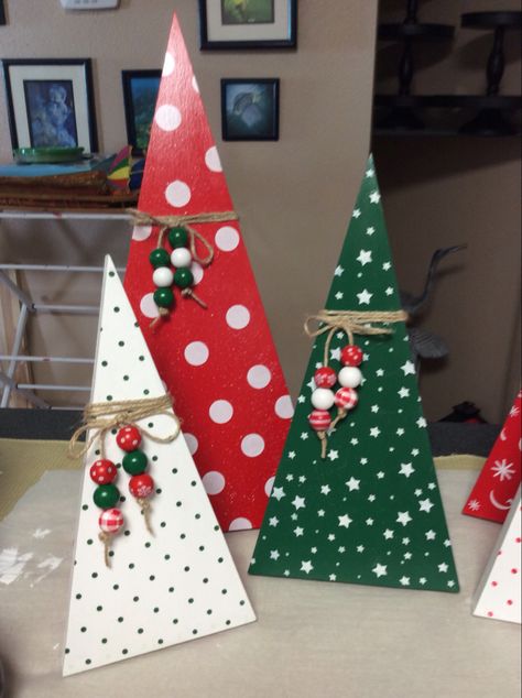 Triangle Santa, Painted Wooden Christmas Trees Ideas, Painting Wooden Christmas Trees, Christmas Tree Door Decorations, Wooden Christmas Crafts, Christmas Craft Fair, Christmas Tree Art, Office Christmas Decorations, Wood Christmas Tree