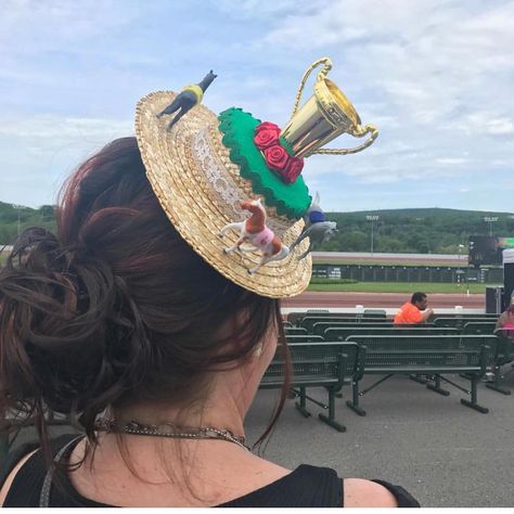 Adorable horse racing fascinator from A Daily Obsession. Diy Kentucky Derby Fascinator, Derby Hat Diy, Kentucky Derby Party Hats, Derby Hats Diy Ideas, Kentucky Derby Hats Diy, Derby Hats Diy, Horse Race Hats, Kentucky Derby Themed Party, Carolina Cup