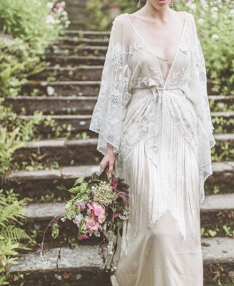 Italian Elopement, Baju Kahwin, Vintage Bouquet Wedding, Rustic Dresses, Vintage Bridesmaids, Rustic Wedding Dresses, Wedding Vintage, Mod Wedding, Vintage Elegant