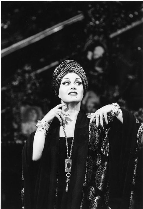 Elaine Paige as Norma Desmond /Sunset Blvd Norma Desmond, Elaine Paige, Sunset Boulevard, Haunted Dolls, Goddess Energy, Royal Albert Hall, Turban Style, Amazing Sunsets, Bold And The Beautiful