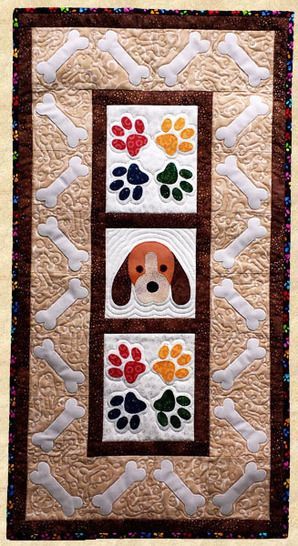 Quilted Wall Hangings Patterns, Beginner Quilt Tutorial, Applique Wall Hanging, Diy Outfits, Hanging Quilts, Dog Quilts, Picture Quilts, Puppy Paws, Animal Quilts