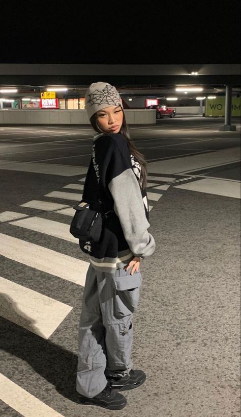 Streetwear Fashion Women Winter 2023, Outfit Ideas Beanie, Streetwear Beanie Outfit, Beanie Streetwear Outfit, Beanie Outfits For Women, Y2k Beanie Outfit, Outfits With Beanies Aesthetic, Women Beanie Outfit, Beanie Outfit Women