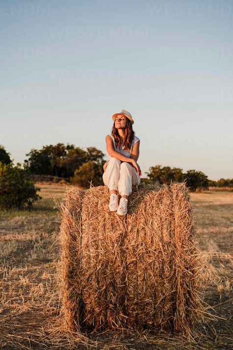 Hay Stack Photoshoot, Straw Bales Photoshoot, Hay Rolls Photoshoot, Hay Bail Photoshoot, Hay Bale Picture Ideas, Senior Photos Hay Bales, Pictures With Hay Bales, Hay Bale Photoshoot Picture Ideas, Hay Bale Senior Pictures