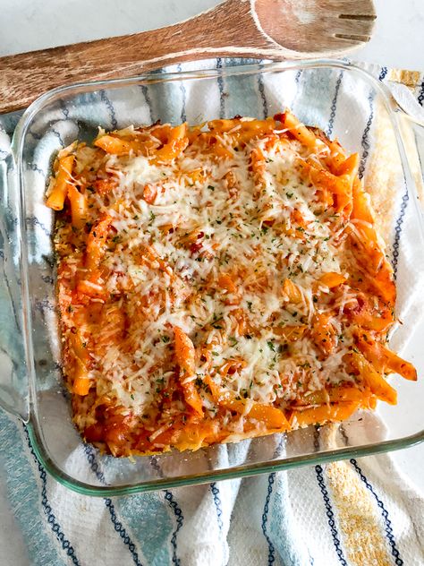 Most people have a hard time choosing between Marinara and Alfredo sauce. This recipe makes it easy for you and combines both the two sauces Half Alfredo Half Marinara Pasta, 2 Timing Pasta, Chicken With Alfredo And Marinara, Two Timing Pasta Bake, Pasta Bake With Alfredo And Marinara, Baked Pasta With Alfredo Sauce, Baked Marinara Pasta, Marinara And Alfredo Sauce Pasta, Marinara Alfredo Pasta