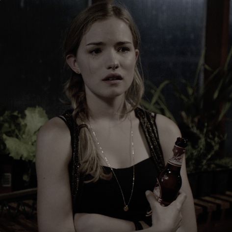 Willa Fitzgerald as Emma Duval in MTV Scream the tv series Scream Emma Duval, Willa Fitzgerald Aesthetic, Mcgregor Style, Emma Duval, Air Witch, Conor Mcgregor Style, Willa Fitzgerald, Scream Tv Series, Mtv Scream