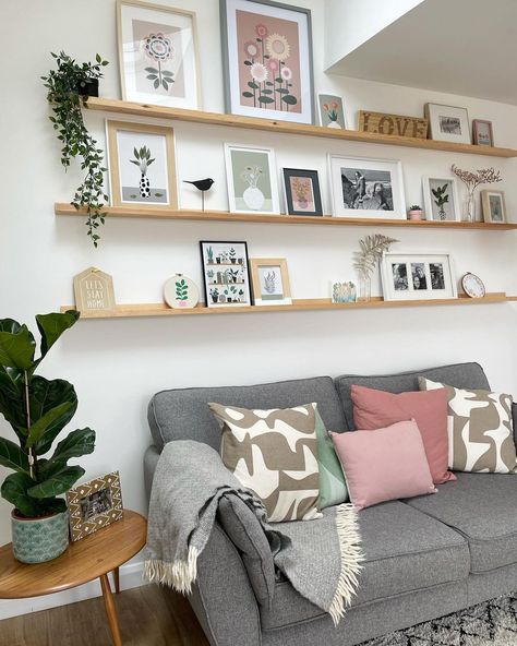 Wall Ledge Decor Ideas, Shelf Behind Couch, Ledge Decor, Stylish Picture, Wall Shelves Living Room, Bold Living Room, Relaxing Living Room, Vibrant Living Room, Bookshelves In Living Room