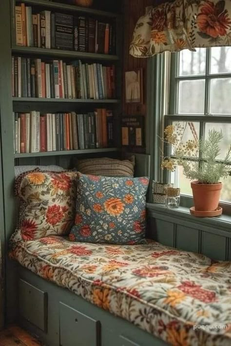 Warm Cozy Home Aesthetic, Muebles Shabby Chic, Lots Of Books, Casa Vintage, Window Seats, Apartment Aesthetic, Cottage Interiors, Reading Nooks, Cottage Living