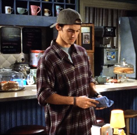 Jess Mariano Dressed As Luke, Lorelai Gilmore Season 4 Hair, Jess Mariano Style, Luke Gilmore Girls Outfits, Milo Ventimiglia Aesthetic, Milo Ventimiglia Now, Jesse Gilmore Girls, Jess Mariano Outfit, Young Lorelai Gilmore