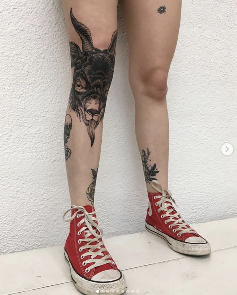 Traditional Tattoo Knee, Most Painful Tattoo, Knee Tattoos, Pin Up Girl Tattoo, Web Tattoo, Traditional Tattoo Sleeve, Tattoo Skin, Knee Tattoo, Tattoos Designs