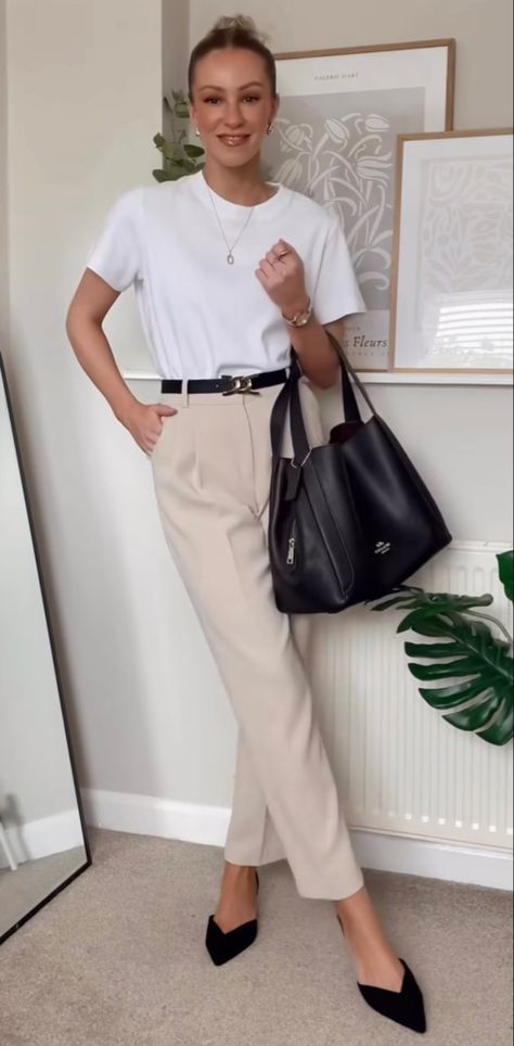 Khaki Trousers Outfit Winter, Cream Business Casual Outfit, Taupe Trousers Outfit, Cream Slacks Outfit Women, Nude Trousers Outfit, Slim Trousers Outfit, Cream Trouser Outfit Women, Cream Trousers Outfit, 30s Wardrobe