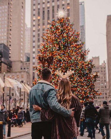 Christmas Couple Pictures, Rockefeller Center Christmas Tree, New York City Christmas, Nyc Photoshoot, Nyc Instagram, Nyc Christmas, New York Pictures, New York Photos, Rockefeller Center