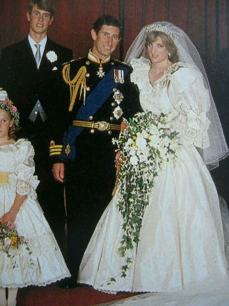 Princess Diana Wedding Dress, Charles And Diana Wedding, Diana Wedding Dress, Princess Diana Dresses, Princess Diana Wedding, Prince Charles And Diana, Princesa Real, Diana Wedding, Storybook Wedding