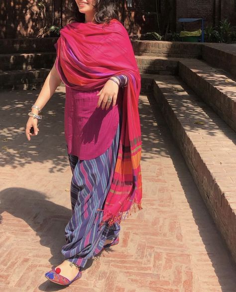 Pakistani Dupatta Style, Desi Wedding Aesthetic, Desi Casual, Desi Girl Aesthetic, Desi Pinterest, Philosophy Theories, Dupatta Style, Pakistan Dress, Desi Dress