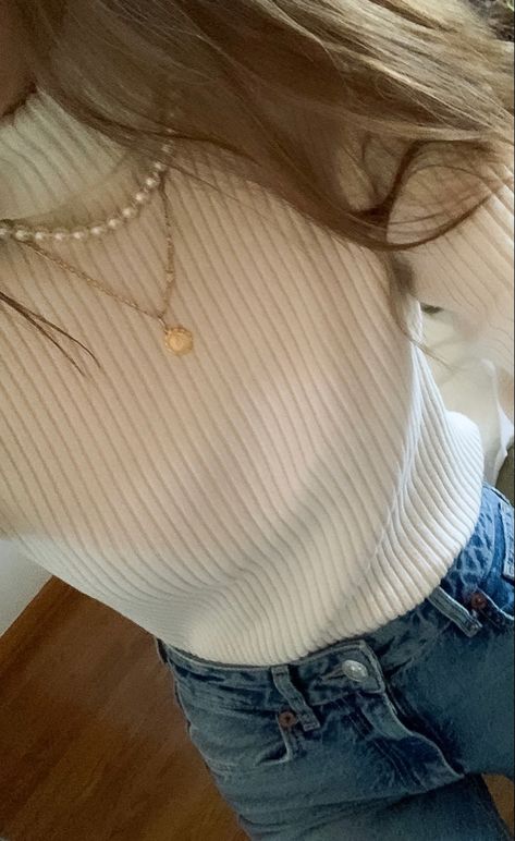 White Turtle Neck Outfit Ideas, White Turtle Neck Outfit Aesthetic, White Polo Neck Outfit, Outfits With White Turtle Neck, White Turtleneck Outfit Aesthetic, Turtle Neck Outfit Aesthetic, Turtleneck Outfit Aesthetic, White Turtle Neck Outfit, Sweater Tank Top Outfit