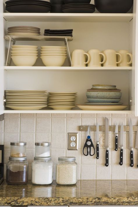 GET INSPIRED! 10 CABINET SOLUTIONS TO MAXIMIZE SPACE | Instead of going out, go up with your cabinets! Kitchen Without Pantry, Kitchen Without Cabinets, Ad Kitchen, Kitchen Design Showrooms, Kitchen Utensil Organization, Cabinet Organizer, Cabinets And Countertops, Utensil Organization, Kitchen Cabinet Organization