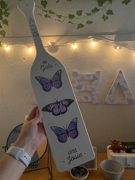 Paddle Inspiration Sorority, Purple Paddle Sorority, Butterfly Sorority Paddle, Purple Sorority Paddles, Butterfly Big Little Reveal, Butterfly Paddle Sorority, Big Lil Paddles, Big Little Paddles Sorority Ideas, Cute Sorority Paddles