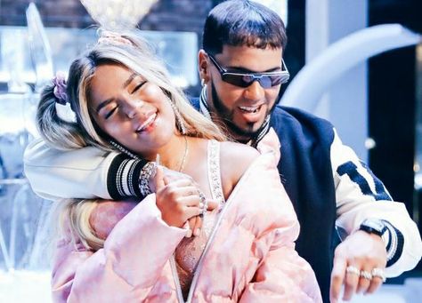 ¿Revivió el amor entre los bebecitos reguetoneros? La noticia Pillan a Karol G y Anuel AA besándose en restaurante de Miami se publicó primero en PERIÓDICO CUBANO. Donde hay un cubano, hay una noticia. Luke Hemmings, Bad Bunny, Aesthetic Wallpapers, Rayban Wayfarer, Sunglasses Women, Miami, Square Sunglass, Couple Photos, Instagram