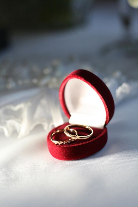 Wedding Ring In Box, Wedding Rings Red, Red Ring Box, Wedding Korea, Rings Red, Romance Story, Promise Rings Simple, Rosé Gif, Foto Wedding