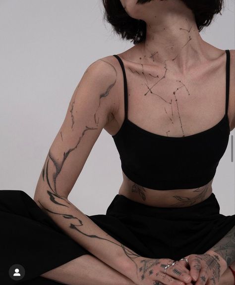 Dark Girls Aesthetic, Retro Filter, Lilac Tattoo, Abstract Tattoo Ideas, Unusual Tattoo, Aesthetic Tattoos, Inspiration Tattoos, Geometric Tattoo Design, Aesthetic Tattoo