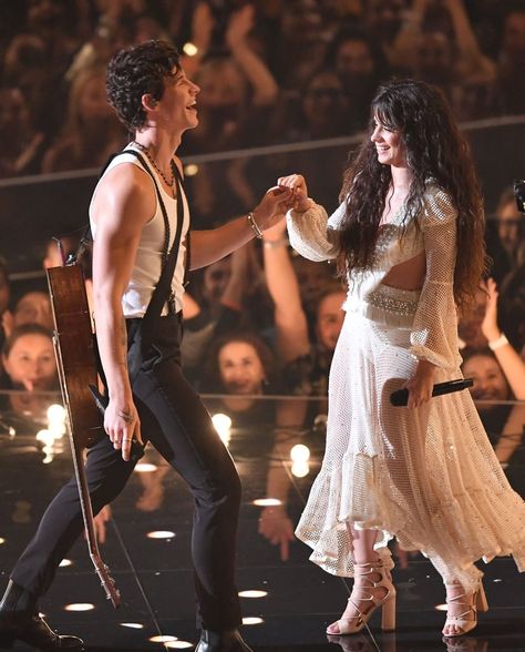 Shawn Mendes, Camila Cabello 2019 MTV VMAs Performance Video Shawn And Camila, Shawn Mendes And Camila Cabello, Video Romance, Shawn Mendes Imagines, Alessia Cara, Social Trends, Video Music Awards, Joe Jonas, 1920s Fashion