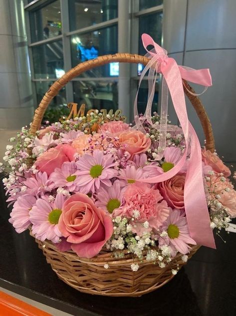 Roses Bouquet Gift, Basket Flower Arrangements, Easter Bouquet, Baskets Gifts, Luxury Flower Bouquets, Gubahan Bunga, New Flowers, Flower Box Gift, Creative Flower Arrangements