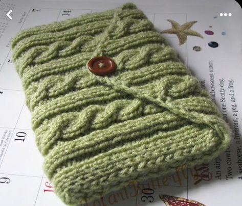 Knit Kindle Cover, Knitted Book Cover, Crochet Kindle Case, Green Kindle, Crochet Tablet Cover, Gift Bags Diy, Creative Knitting, Fall Knitting, Kindle Cover