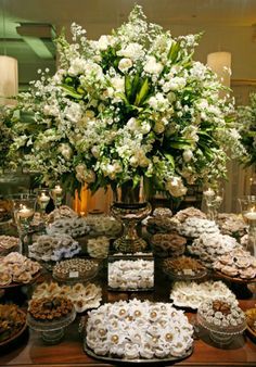 Food Station Buffet & Appetizer Decor Ideas Buffet Wedding Reception, Wedding Buffet, Table Set Up, Deco Floral, Sweet Table, Wedding Desserts, Floral Display, Table Flowers, Wedding Deco