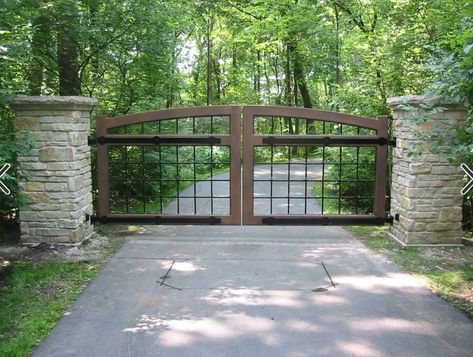 Entry gate - similar to hog fence on porch Farm Gates Entrance, Pergola Plans Roofs, Entrance Gates Driveway, Aluminum Driveway Gates, Farm Gates, Metal Driveway Gates, Driveway Entrance Landscaping, Chicago Landscape, Black Gate