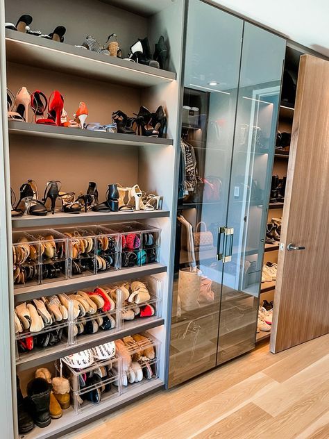 Fabulous Shoe Displays | RíOrganize | We love helping our clients find the perfect closet solutions — and we’ve organized some really, really beautiful closets. This is one of the biggest areas to tackle for lots of our clients. Hopefully, these gorgeous closets can offer some visual inspiration to give you ideas on how to conquer this space! Women Shoe Collection Closet, Purses And Handbags Closet, Luxury Closet Jewelry, Really Small Closet Ideas, Jewelry Closet Luxury, Clothes Room Ideas, Bag And Shoes Closet, Closet For Shoes, Urban Closet