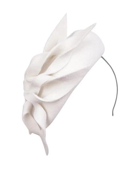 Emily London Ophelia Pillbox Hat in Black Here at Emily-London, we delight in bringing contemporary flair to classic silhouettes, and ‘Ophelia’ is exemplary.Modelled on the timeless pillbox hat, this signature headpiece is rendered in white Peachbloom felt, and finished with sculptural flourish. Purchase Worn by Princess Eugenie on:3 June 2022 White Cloche Fascinator For Evening, Pill Box Hat Bride, Bridal Pillbox Hat, Pillbox Hat With Veil, White Pillbox Hat, Bespoke Hats, Large Brim Hat, Royal Hats, Derby Outfits