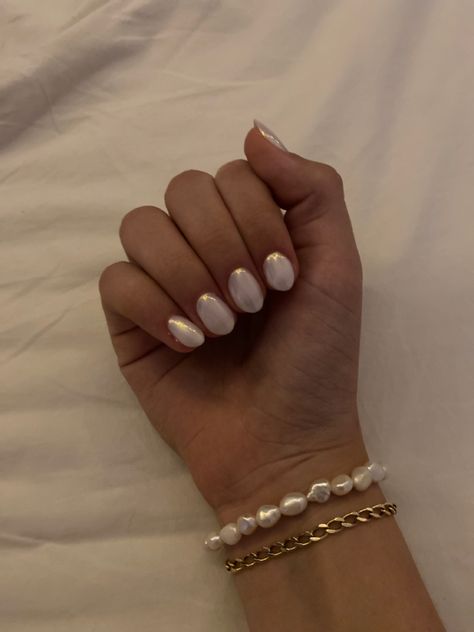 short pearl nails, nails idea Pearl Gel Nails Short, Off White Pearl Nails, Small Nails Design Summer, Pearl White Short Nails, Pearl Silver Nails, Small Nail Designs Simple, Short Nails Pearl, Short Small Nails Ideas, Nail Inso Short Nails Simple