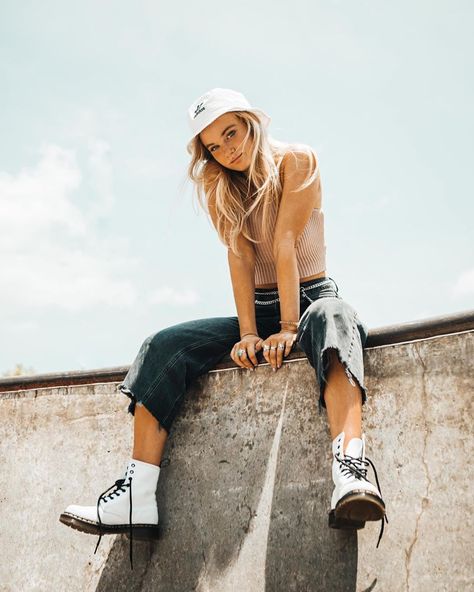 Vans Photoshoot, Skater Photography, Skatepark Photoshoot, Fashionable Poses, Skateboard Photoshoot, Street Wear Photoshoot, Kids Portrait Ideas, Skater Photoshoot, Street Chic Outfits