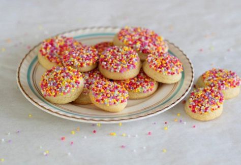 Good for a party! Ginger Butter Biscuits - Real Recipes from Mums Hundreds And Thousands Cookies, Confetti Cookies, Hundreds And Thousands, Baking Blog, Sweet Food, Shortbread Cookies, Gluten Free Baking, Desert Recipes, Us Foods