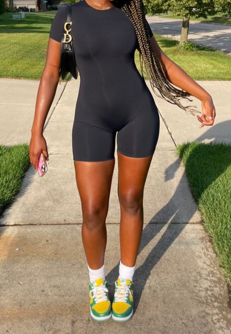 Jumpsuit With Sneakers, Romper With Sneakers, Romper Outfit Black, Black Jumpsuit Outfit, Sneaker Outfits Women, Dunk Low Nike, Fashion Teenage Girls, Fit Summer, Summer Streetwear