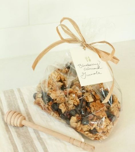 Little Miss Extra: Grown-Up Goodie Bags — Hauste Homemade Granola Gift, Granola Gift Basket, Homemade Housewarming Gifts, Granola Gift, Simple Granola, Parting Gifts, Cocktail Garnishes, Beautiful Cheese Board, Granola Recipe Healthy