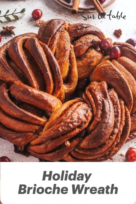 Mini Thanksgiving, Wreath Recipe, Thanksgiving Gathering, Types Of Desserts, Fun Baking, Cinnamon Brown, Bread Recipes Sweet, Baking Project, Sweet Breads