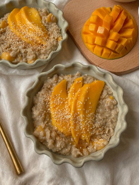 Creamy Coconut Mango Oatmeal Mango Oatmeal, Mango Sticky Rice, Vegan Coconut, Mango Recipes, Sticky Rice, Deilig Mat, Toasted Coconut, Vegan Breakfast, Wholesome Food