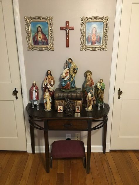 Home Altar Catholic, Family Altar, Prayer Room Ideas, مريم العذراء, Prayer Garden, Catholic Altar, Altar Design, Free Friday, Catholic Decor