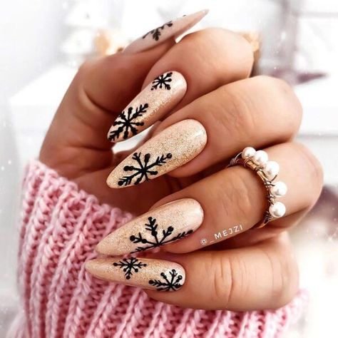 50+ Christmas Nails That You Need To Try; snowflake nails! This includes Christmas nails acrylic, Christmas nails winter, Christmas nails coffin, Christmas nails simple, Christmas nails short, Christmas nails 2021, Christmas nails ideas and more! This also includes holiday nails, holiday nails winter christmas, holiday nails winter, holiday nails acrylic, winter nails, winter nails ideas, winter nails 2021 trends, gold nails, winter nails 2021 and more! #christmasnails #christmasnailswinter Red Christmas Nails, Winter Nails Acrylic, Christmas Nails Easy, Cute Christmas Nails, Christmas Gel Nails, Snowflake Nails, Christmas Nails Acrylic, Winter Nail Art, Winter Nail Designs