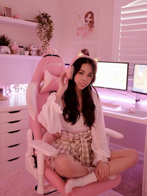 Streaming Aesthetic, Pink Games, Games For Fun, Gamer Room Decor, Pc Gaming Setup, Teen Actresses, Gaming Room Setup, Gamer Room, Aesthetic Rooms