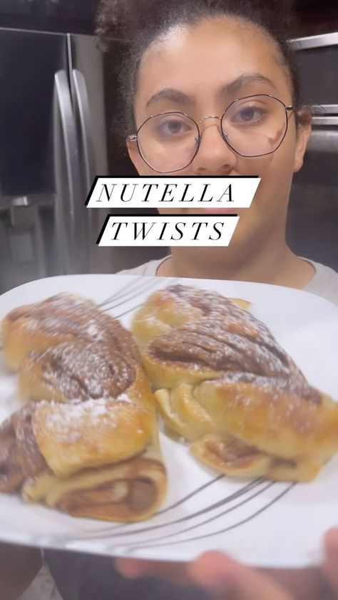 Nutella Twists Easy Recipe⬇️ These 😋 Nutella twists 🍫 are so easy to make and they’re absolutely 🤤 delicious! They’re perfect for a quick 🥙 snack or dessert. Give them a try and let ys know what you think! 😋 Ingredients Refrigerated Pizza Dough ( we use @pillsbury Refrigerated Pizza Dough) Nutella Chocolate chips Powdered Sugar Cinnamon Sugar Egg Steps: Preheat oven to 400 degrees F (200 degrees C). Line a baking sheet with parchment paper. On a lightly floured surface, roll out the pizz Nutella Twists, Refrigerated Pizza Dough, Nutella Recipes, Chocolate Nutella, Sugar Eggs, Quick Snacks, Cinnamon Sugar, Pizza Dough, Parchment Paper