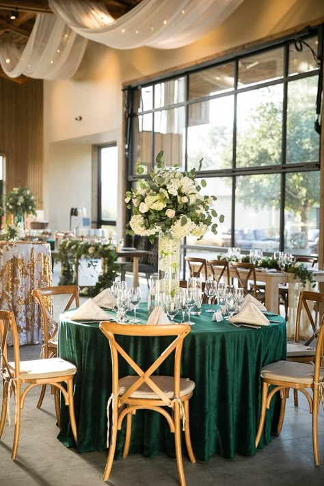 Wedding Reception Emerald Green, Emerald Gold And Ivory Wedding, Emerald Green Reception Decor, Emerald Green And Gold Wedding Decor, Emerald Green Wedding Theme Decor, Emerald Quince, Emerald Green And Gold Wedding, Emerald Green Quinceanera Theme, Emerald Green Quinceanera