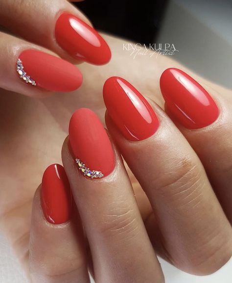 Red Shilak, Red Nails Round Shape, Crveni Nokti, Red Rounded Square Nails, Red Nails With Ring Finger Design, Red Nails With Stones, Red Nails Gilter, Red Nails With Designs, Coral Red Nails