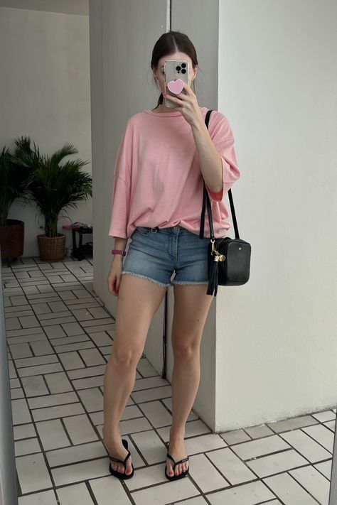 Oversized pink tee, blur denim shorts casual outfit Outfit Short Rosa, Short Rosado Outfit, Casual Pink Short Jeans, Zara Casual Mid-rise Jean Shorts, Shorts Casual Outfit, Trendy Mid-rise Pink Jean Shorts, Casual Everyday Outfits, Outfits Primavera, Outfit Primavera