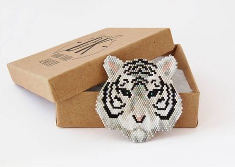 Foto Miyuki Beads Pattern, Seed Bead Crafts, Motifs Perler, Brick Stitch Earrings, Bead Loom Patterns, Bead Work Jewelry, Beaded Animals, White Tiger, Miyuki Beads