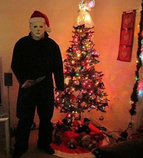 Michael Myers doesn't stop for Christmas. Evil never rests. Michael Myers Christmas, Scary Games, Creepy Christmas, Slasher Movies, The Boogeyman, Funny Horror, Horror Posters, Michael Myers Halloween, Horror Icons