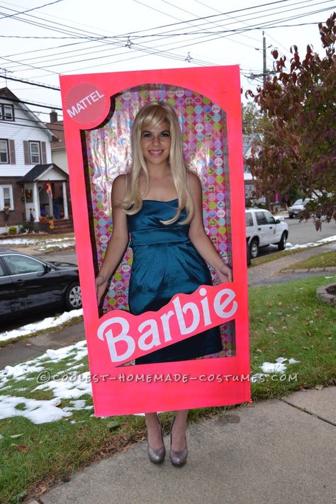 barbie costume Barbie And Ken Costume, Boxing Halloween Costume, Halloween Costumes You Can Make, Barbie Halloween Costume, Box Costumes, Barbie Box, Barbie Halloween, Diy Kostüm, Barbie Costume