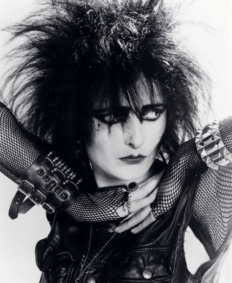 Siouxsie Sioux Siouxsie And The Banshees, 80s Goth, British Punk, Siouxsie Sioux, 80s Punk, 80s Look, Fashion 80s, Penny Dreadful, Punk Hair