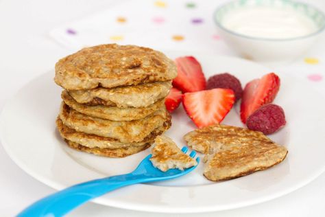 For baby's first journey into the wonderful world of pancakes we wanted to give them a recipe that was free from dairy as well as added sugars. With just 3 natural ingredients our baby banana pancakes stay healthy, easy to make and super tasty! Banana Pancakes For Baby, Pancake Banane, Easy Banana Pancakes, Dairy Free Pancakes, Baby Pancakes, Banana Pancakes Recipe, Baby Led Weaning Recipes, Baby First Foods, Weaning Recipes