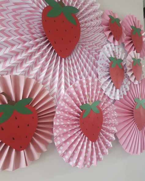 Berry Sweet 1st Birthday Decorations, Diy Strawberry Birthday Decor, Strawberry Party Decorations Diy, Birthday Party Strawberry Theme, Strawberry Theme Baby Shower Ideas, Diy Strawberry Decorations, Strawberry Theme Party, Strawberry Party Decorations, Strawberry Social